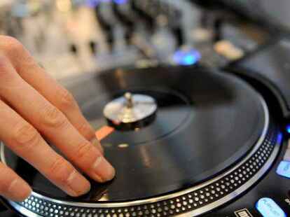 Aufgelegt wird am Samstag, 21. August, im Gasthof &bdquo;Zum Goldnen Anker&ldquo; in Jeddeloh II: Das Webradio &bdquo;Alpharadio&ldquo; bietet eine Zeltfete im echten Leben an.