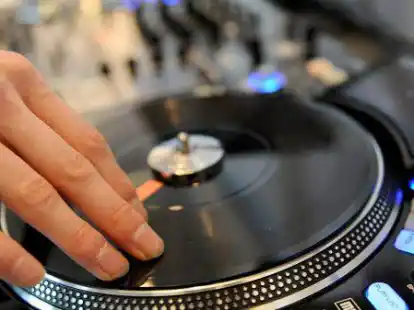 Aufgelegt wird am Samstag, 21. August, im Gasthof &bdquo;Zum Goldnen Anker&ldquo; in Jeddeloh II: Das Webradio &bdquo;Alpharadio&ldquo; bietet eine Zeltfete im echten Leben an.