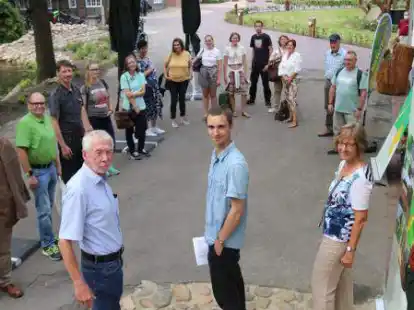 Auftakt auf Gut Moorbeck: 15 angehende Natur- und Landschaftsf&uuml;hrer begr&uuml;&szlig;ten Gesch&auml;ftsf&uuml;hrer Rolf Eilers (vorne, von links), Mitarbeiter Jonas Markhoff und die stellvertretende Gesch&auml;ftsf&uuml;hrerin Iris Gallmeister vom Zweckverband Naturpark Wildeshauser Geest sowie Helen Schepers von der Nieders&auml;chsischen Naturschutzakademie zum Ausbildungsstart.