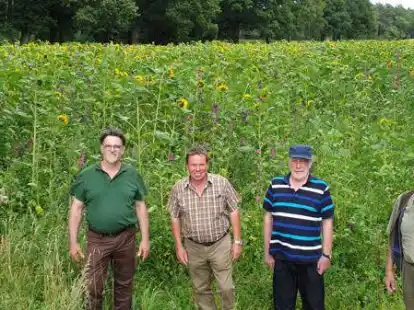 Haben auf einen Acker in Lohm&uuml;hle eine Blumen- und Kr&auml;utermischung ges&auml;t: (von links) Landwirt Wolfgang Helms und die J&auml;ger Heiko Wittrock, Joseph Meyer sowie Heinz Hempelmann.