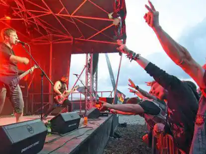 Die Stimmung schl&auml;gt hoch bei Breaking Samsara. Die Band leitete die Feiernacht ein.