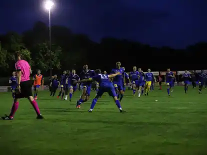 Am Ende setzte sich der Favorit dann doch durch. Nach dem Elfmeterschie&szlig;en gab es auch beim BSV Kickers Emden kein Halten mehr.