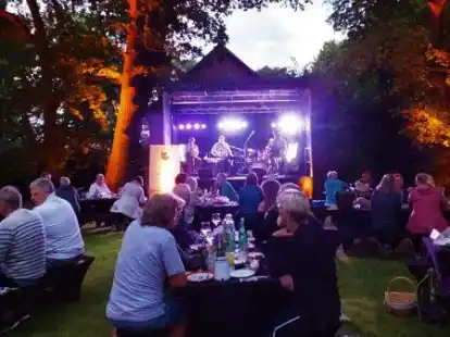 Im stimmungsvollen Ambiente des Garten Edens genossen die Besucher die Musik der Oldenburger Band Ohrensessel XL.
