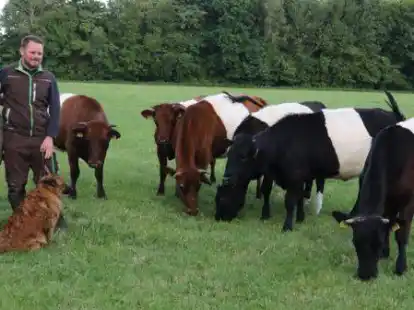 Die sechs Lakenvelder mit Farina L&uuml;bben und Sven Gramsch und dem H&uuml;tehund Anni. Anni ist ein Westerw&auml;lder Kuhhund, der als gef&auml;hrdete Haustierrasse auf der Roten Liste steht.