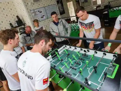 Bereiten sich in Oldenburg vor: Die Tischfu&szlig;ball-Nationalmannschaft mit (vorne von links) Marvin Velasco (Hannover), Alex Di Bello (K&ouml;ln), Max Hoyer (Hamburg), Thomas Haas (K&ouml;ln) sowie (hinten von rechts): Daniel Seeman (Team-Manager), David Bruhn (Osterscheps), Trainer J&ouml;rg Harms, Marc Stoffel (Koblenz) und Benjamin Struth (Dortmund).