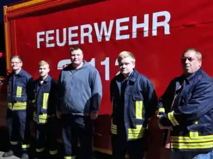 Geh&ouml;rten zu den ersten Feuerwehrleuten im Kreis, die Fluthilfe leisteten: Thilko de Vries, Malte Wiese, Kai Gronewold, Lukas Gerdes und Rainer Janssen.