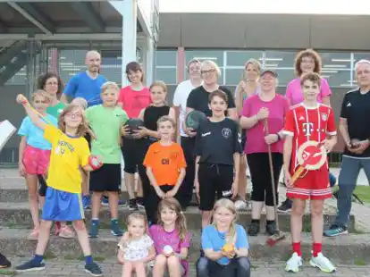 Pr&uuml;fer-Team und Freizeitsportler treffen sich in lockerer Atmosph&auml;re an jedem Mittwochabend zum Sportabzeichen-Training auf der Sportanlage der IGS in Wardenburg.