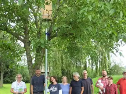 Butjadingens Gr&uuml;ne haben im Apfelgarten in Burhave einen sogenannten Zeidler-Bienenstock aufgestellt.