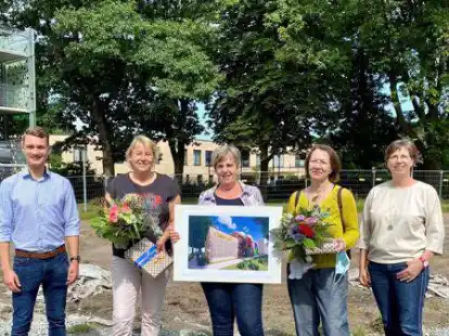 Die Namensgeberinnen  Petra Mittelstaedt (2.v.l.) und Gertraud Loerts (2.v.r.) gemeinsam mit Projektleiterin Martina F&uuml;rup-Eckmeyer (Mitte) auf dem sp&auml;teren Gel&auml;nde der Kita. Es gratulierten die Kaufm&auml;nnische Direktorin Martina Heyen (r.) und der k&uuml;nftige Leiter der Kita, Manuel Fischer (l.).