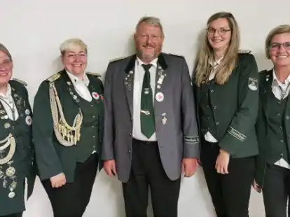 Der neue Vorstand des Sch&uuml;tzenvereins Metjendorf: Heidi Jackisch, Angela Harms, Dieter Kuck, Anna Lena Lange und Beate Zimmer.