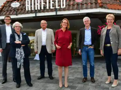 Die unabh&auml;ngige Landrats-Bewerberin Sabine Drees (Bildmitte) mit ihren Gespr&auml;chspartnern bei der Mobilit&auml;ts-Diskussion in Ganderkesee. Mit dabei war auch wieder der CDU-Landtagsabgeordnete  Karl-Heinz Bley (3. von links).