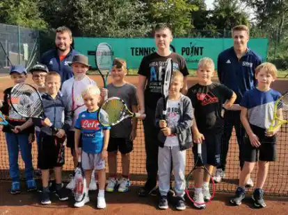 Zehn Jungen  nahmen an dem zweitägigen Tenniscamp des ETB mit den Nordenhamer Trainern Robert Helek (hinten links) und Tim Okrey (hinten rechts) teil.