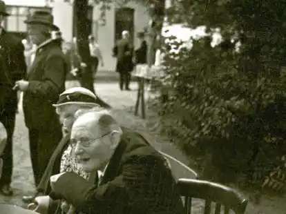 Machte die Sch&uuml;&szlig;ler-Medizin bekannt: August Meyer (sitzend, rechts) aus Oldenburg, Initiator und Mitgr&uuml;nder des ersten Biochemischen Vereins von 1885 in Oldenburg, im Gespr&auml;ch mit B&uuml;rgermeister Johann Roggemann anl&auml;sslich der Feier im August 1935 in Bad Zwischenahn.