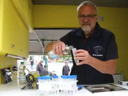 Testet Wasserproben im Labormobil des Vereins VSR-Gew&auml;sserschutz: Harald G&uuml;tzlow.
