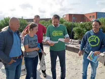 Trafen sich zu einer lockeren Gespr&auml;chsrunde:Gerhard Illing, Matthias Ahrens, davor Henriette Kromm, Umweltminister Olaf Lies und Michael Vogel.