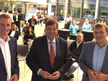 Sprachen im Autohaus Hoppe &uuml;ber den Verkehr der Zukunft: (vorn, von links) CDU-B&uuml;rgermeisterkandidat Ralf Wessel, Enak Ferlemann (Parlamentarischer Staatssekret&auml;r Bundesministerium Verkehr) und Philipp Albrecht (CDU-Bundestagskandidat).