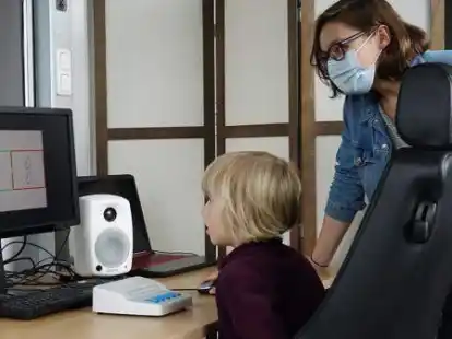 In spielerisch angelegten Versuchen wird ermittelt, wie  sich Kinder Sprache erschlie&szlig;en.