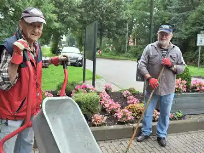 &bdquo;Hier steppt manchmal der B&auml;r&ldquo;: Eberhard Menzel (l.] und Hans Sikora von der Rentnergang Suurhusen vor dem Eingang zum Schiefen Turm.