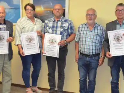 Kreisvorsitzender Siegfried Hodel (2. von rechts) zeichnete Walter Albers, Melanie Ruprecht, Frank Meiners und Hartmut Albers (von links) f&uuml;r ihre langj&auml;hrige Treue zum Friesischen Klootschie&szlig;erverband aus.