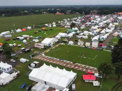 Eine riesige Zeltstadt ist auf dem 130000 Quadratmeter gro&szlig;en Ausstellungsgel&auml;nde in W&uuml;sting entstanden. Eine aktuelle Aufnahme vom Donnerstagnachmittag.