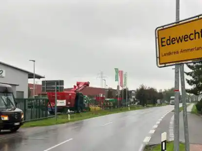 Ein entwickelter Teil des Gewerbegebietes in Edewecht: Links hat der Landmaschinenhersteller Rebo seinen Standort an der Industriestra&szlig;e, dahinter liegt Vogt & Bischoff Holzbau. Die Stra&szlig;e runter auf der rechten Seite findet sich nur noch eine freie Fl&auml;che, die bald bebaut werden soll.