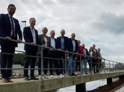 &Uuml;ber einem Kl&auml;rbecken: (v.li.) Olaf Lies, Ralph Kraemer, Karin Harms, Knut Bekaan, Dennis Rohde, Stefan von Aschwege, Karin Logemann und weitere Begleiter.