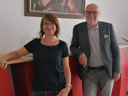 Melanie Winkler (42) &uuml;bernimmt im Kreisverband Emden der Arbeiterwohlfahrt die  p&auml;dagogische  Leitung. Der Vorsitzende des Kreisverbandes, Friedhelm Merkentrup, stellte sie vor.