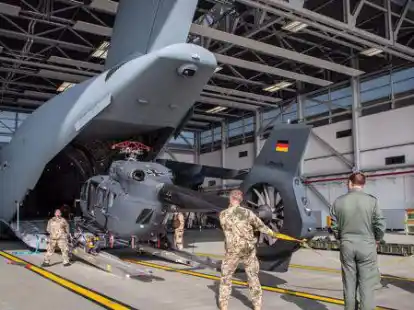 Ein Bundeswehr-Hubschrauber vom Typ H-145M wird in ein Transportflugzeug A400M verladen. Die von der Bundeswehr nach Kabul verlegten Hubschrauber sollen f&uuml;r die Rettung einzelner Deutscher oder auch Ortskr&auml;fte eingesetzt werden, wie ein Sprecher des Verteidigungsministeriums erl&auml;uterte. Sie seien an diesem Samstag einsatzbereit, sagte Generalinspekteur Zorn.