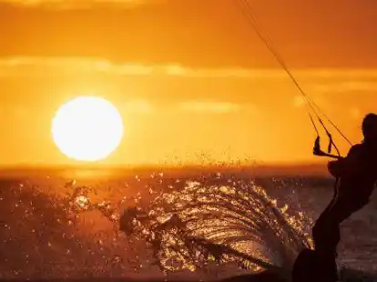 Das Kitesurfen im Wattenmeer ist seit Jahren ein hei&szlig; diskutiertes Thema. W&auml;hrend Natursch&uuml;tzer auf den Schutz von V&ouml;geln und Robben pochen, wollen Wassersportler dagegen auch in k&uuml;stennahen Gew&auml;ssern unterwegs sein. Nun gibt es einen Kompromiss.