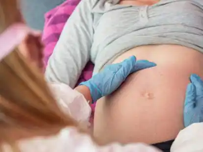 F&uuml;r Schwangere kann eine Infektion mit dem Coronavirus besonders gef&auml;hrlich sein. Deshalb wollen sich viele impfen lassen.