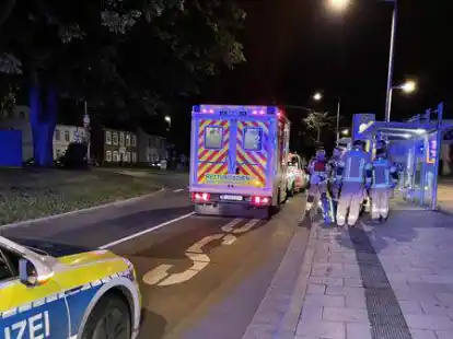 An einer Bushaltestelle in Oldenburg waren am Donnerstagabend Rettungskr&auml;fte im Einsatz.