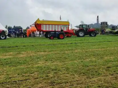 Ein Lanz Bulldog aus dem Jahr 1955 trifft bei der Show &bdquo;Landtechnik im Wandel&ldquo; auf riesige Maschinen der heutigen Zeit.