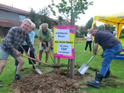 Eine kleine Aktion lie&szlig;en sich die Freidemokraten nicht nehmen und pflanzten eine Linde auf der Gel&auml;nde der Edenb&uuml;tteler Teiche.