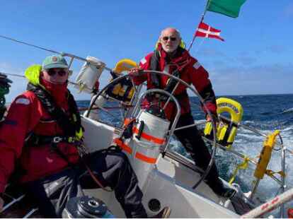 Der Oldenburger Mathias Barghoorn (links) ist mit einer &bdquo;Altherrencrew&ldquo; beim Fastnet Race gesegelt: ein einmaliges und begeisterndes Erlebnis.