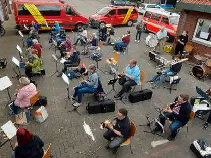 Musste wegen der Pandemie drau&szlig;en proben: der Musikzug der Freiwilligen Feuerwehr Ganderkesee. Jetzt l&auml;dt er zum Sommerkonzert ein.