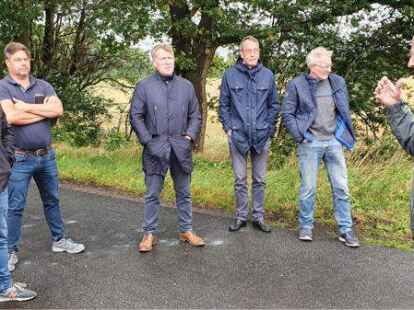 Diskutierten am Feldrand: Der Hurreler Landwirt Helmut Braun (rechts) und Erdal Sarig&uuml;l von der Recycling-Firma Ersa (links). Mit dabei auch Hattens B&uuml;rgermeister und Landratskandidat Christian Pundt (3. von links)