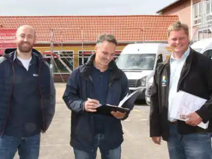 Strahlende Gesichter: Bauamtschef Eike Bartzsch, Architekt Thomas Schramm und der f&uuml;r das Projekt federf&uuml;hrend zust&auml;ndige Uwe Baumann (von links) freuen sich, dass auch auf der Zielgeraden alles rund l&auml;uft.