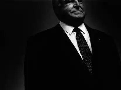 Im Projekt Wahl Kampf Ritual wird ein Foto von Bernd Arnold gezeigt, das Helmut Kohl 1998 bei einer Wahlkundgebung in der Dortmunder Westfalenhalle zeigt.