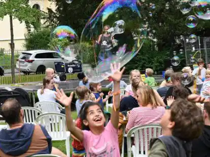 Teil des Kultursommers - und h&auml;ufiger im Innenstadtbereich vorstellbar: Angebote f&uuml;r Kinder wie die Seifenblasen-K&uuml;nstler.