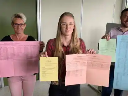 B&auml;rbel Schenkendorf, Fiona Timpe und Raphael Wermke zeigen die Stimmzettel f&uuml;r die f&uuml;nf Wahlen: Stadtrat (Rosa), B&uuml;rgermeister (Gelb), Ortsrat (Orange), Landrat (Gr&uuml;n) und Kreistag (Blau)