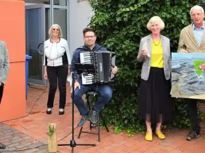 Dr. Anika Seyfferth und Renate Knauel er&ouml;ffneten die Ausstellung und damit auch die &bdquo;Gezeiten&ldquo;. Patrick Ahlers sorgte f&uuml;r den musikalischen Rahmen. Ursel Koop und Gert Rosenbohm freuten sich, dass die Ausstellung endlich gezeigt werden kann.