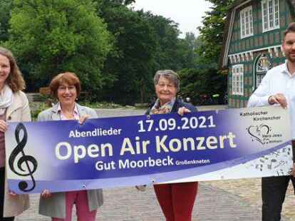 Freuen sich auf das Konzert auf Gut Moorbeck: (von links) Lena von Aschwege-Nienaber (Gut Moorbeck), Maria W&uuml;bbeler und Marianne Book (beide Herz-Jesu-Chor) sowie Sebastian Merz (LzO).