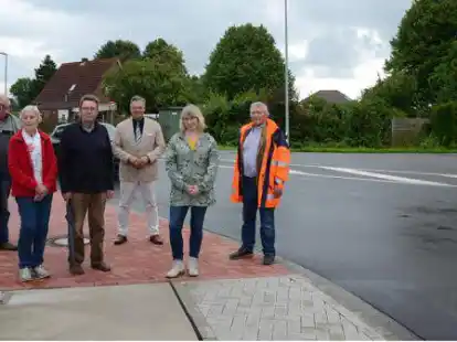 Sind froh, dass an der Nad&ouml;rster Stra&szlig;e jetzt ein Tempolimit von 50 km/h gilt (v. l.): Die Anwohner Erich Rasch, Annelore und Willi Kruse sowie Tina Geiken-Frodermann, Nordens B&uuml;rgermeister Heiko Schmelzle (3. v. r.) und Ortsvorsteher G&uuml;nther Schwitters (r.).