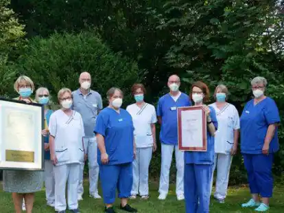 Stolz pr&auml;sentieren die Mitarbeiterinnen und Mitarbeiter der Geburtshilfe der Ubbo-Emmius-Klinik Aurich die neuen Zertifikate der Initiative &bdquo;Babyfreundlich&ldquo;.