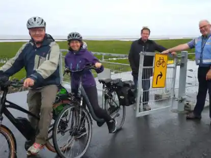 Radfahrer sind willkommen: Rendant Johann Oldewurtel (von rechts) und Oberdeichrichter Carl Noosten an der neuen Pforte in der Westermarsch. Die Urlauber Iris und Michael Zimmermann nehmen das Angebot gerne wahr.