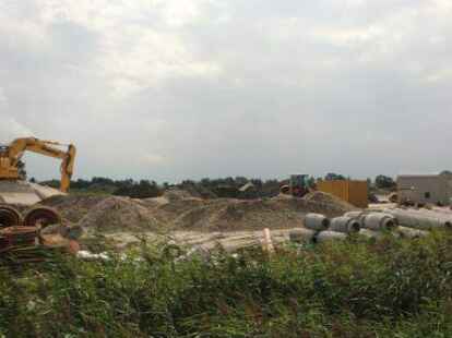Bei den Erschlie&szlig;ungsarbeiten zum neuen Baugebiet Greetsieler Grachten II geht es sichtbar voran. Auch die Vergabe der Grundst&uuml;cke l&auml;uft.
