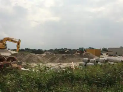 Bei den Erschlie&szlig;ungsarbeiten zum neuen Baugebiet Greetsieler Grachten II geht es sichtbar voran. Auch die Vergabe der Grundst&uuml;cke l&auml;uft.