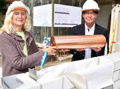 Fachklinik Stenum: Grundsteinlegung f&uuml;r das neue Bettenhaus durch den &Auml;rztlichen Direktor Dr. Karsten Ritter-Lang und die stellvertretende B&uuml;rgermeisterin der Gemeinde Ganderkesee, Christel Zie&szlig;ler.