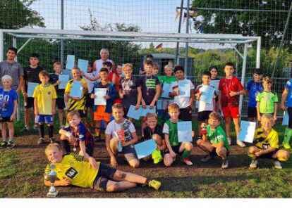 30 M&auml;dchen und Jungen traten bei der Ferienspa&szlig;aktion Wurpland-Cup auf der Rasenfl&auml;che des Wurpland-Sportcenters an.