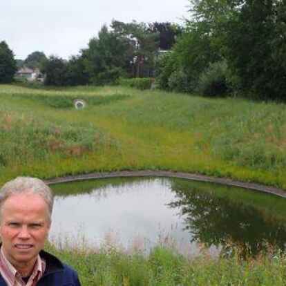 Das Wasser speichern: Das Regen-R&uuml;ckhaltebecken beim MediTech Oldenburg (MTO) in Kreyenbr&uuml;ck  ist f&uuml;r Reinhard H&ouml;vel (BILD) vom OOWV ein gutes Beispiel f&uuml;r Ma&szlig;nahmen gegen die &Uuml;berschwemmungen nach Starkregen.